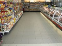 Полиция, митничари и инспектори по храните с проверки на магазини в Плевен