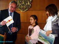 Кметът благодари на 10-годишната Божидара, която трогна стотици с постъпката си