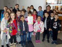 Учениците от 1б клас на ОУ „Св. Климент Охридски“ с грамота от Националния конкурс за детска рисунка „Освобождението“