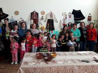 На Велики четвъртък деца и баби боядисваха заедно яйца в Асеновци