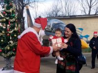 Дядо Коледа и Снежанка кацнаха на летището в Долна Митрополия
