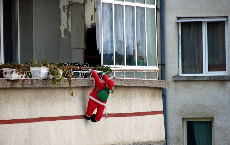 Дядо Коледа – кацнал на един…балкон