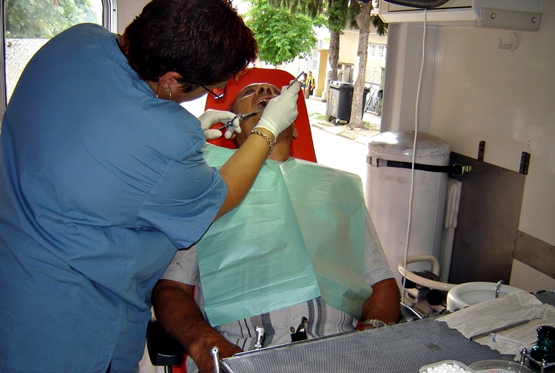 Мобилният стоматологичен кабинет към „Медико-дентален център Св.Панталеймон” помага на хората от Горни Дъбник