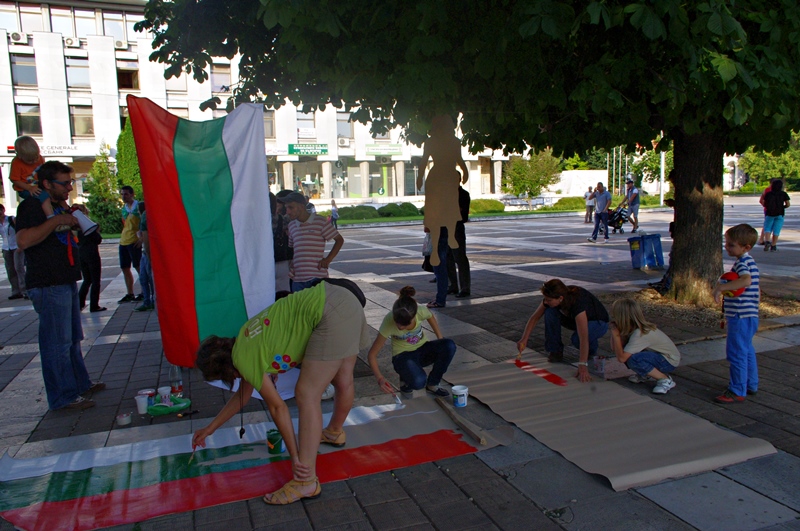 Протестът в Плевен – ден петнадесети, да нарисуваш българското знаме