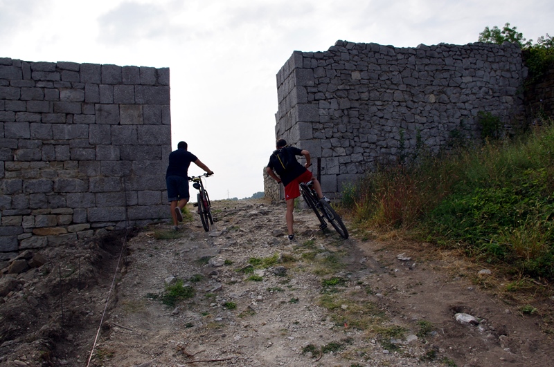 Ноември трябва да видим обновената крепост „Сторгозия” – репортаж от мястото на събитието