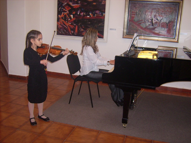 Малка плевенчанка свири с майсторска цигулка на виртуоза Минчо Минчев