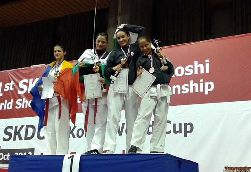 Две плевенски момичета със златни медали от Световното по карате шотокан -до