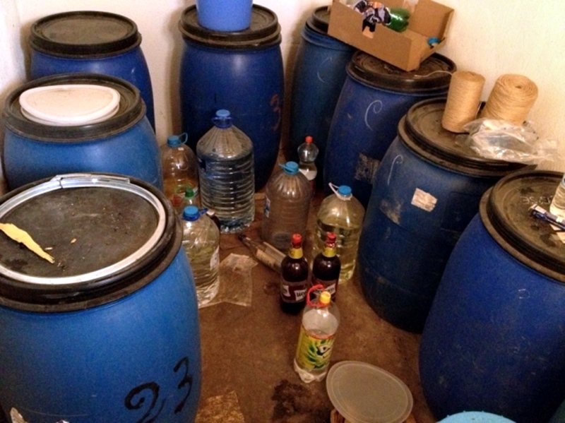Иззеха близо 200 литра ракия от дома на жена в Левски