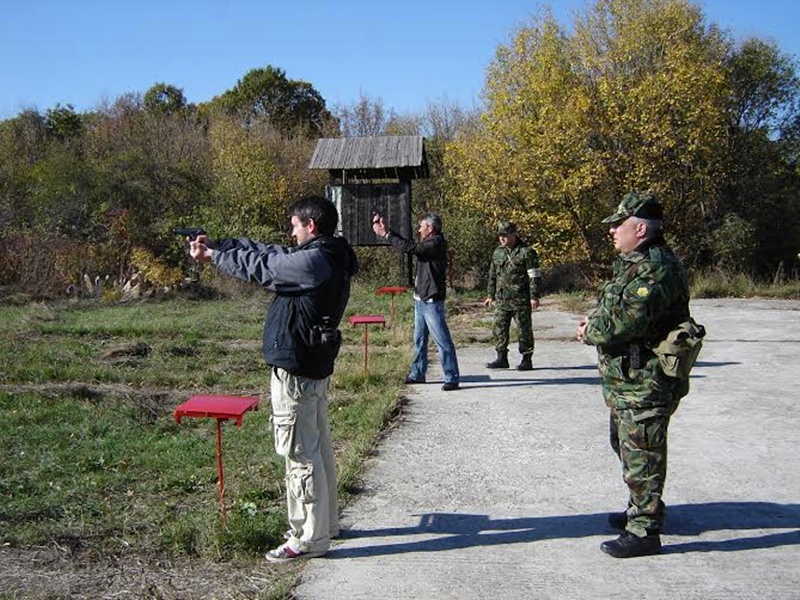 Журналисти сверяват мерника си на полигона край Николаево