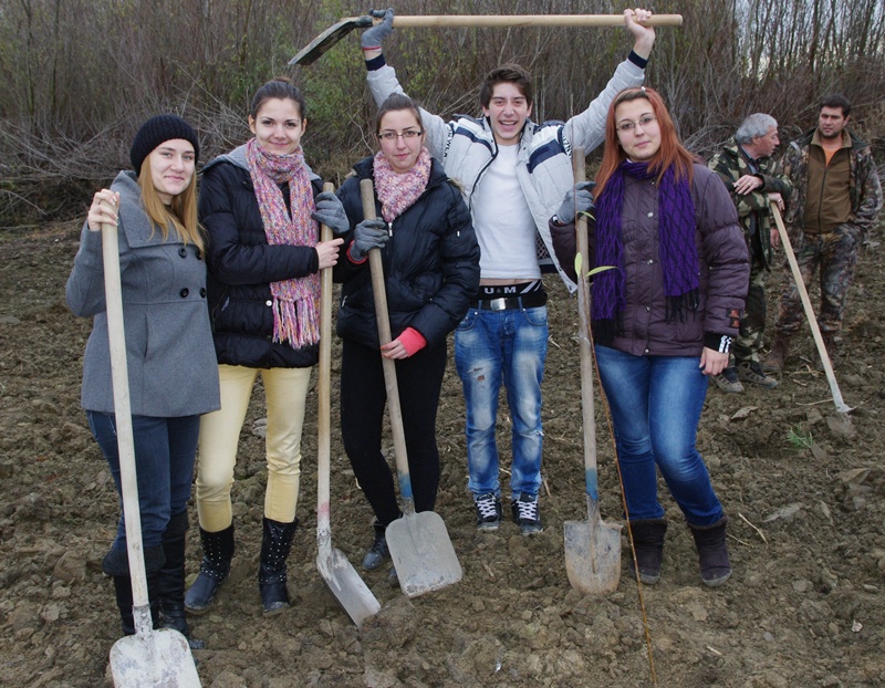 100 върбички засадиха доброволци по брега на Дунав край Байкал