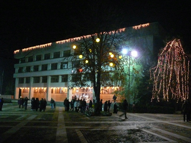 Стотици лампички осветиха коледното дърво в Левски