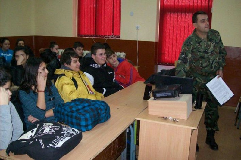 С любознателност посрещат часовете по военна подготовка учениците в Белене
