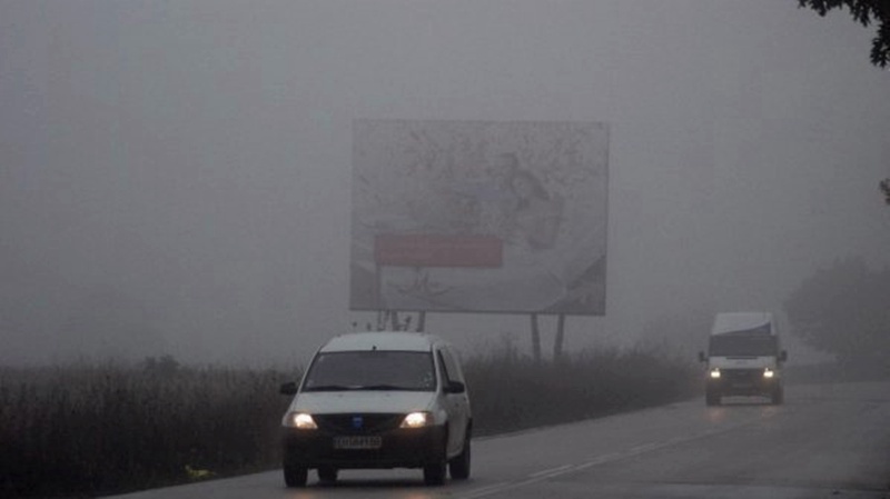 До 100 м е ограничена видимостта в района на Гулянци заради мъгла
