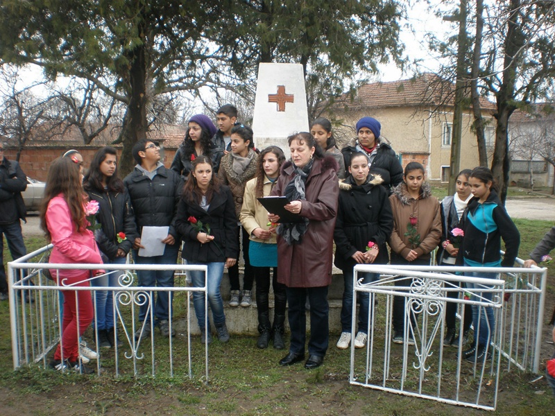 Пред паметника на Пирогов отбелязаха Трети март в Асеновци