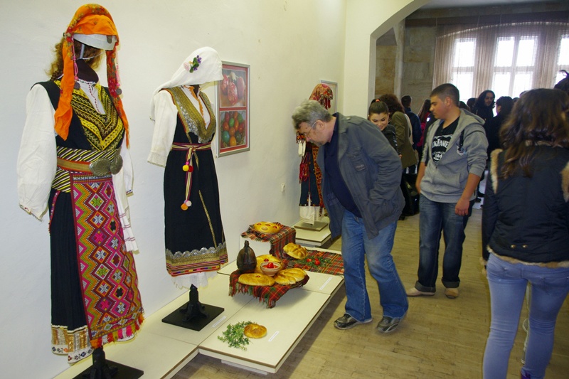 Обредни хлябове и лазарски носии показват в Историческия музей