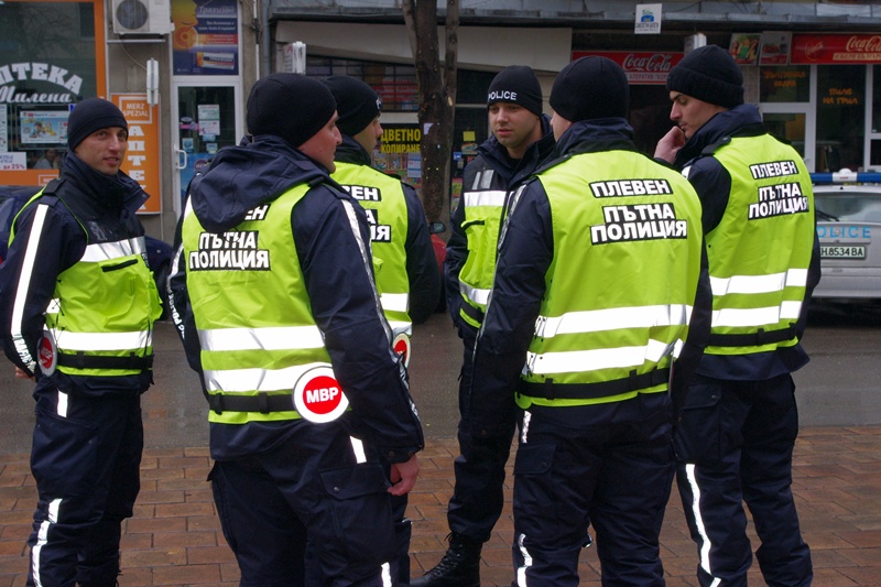 Пътни полицаи изнасят беседи пред малчугани от детски градини в Плевен