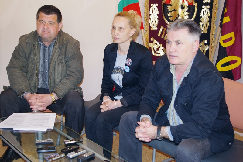 Роми тероризират хората в Радомирци, ВМРО търси подкрепа от областния управител
