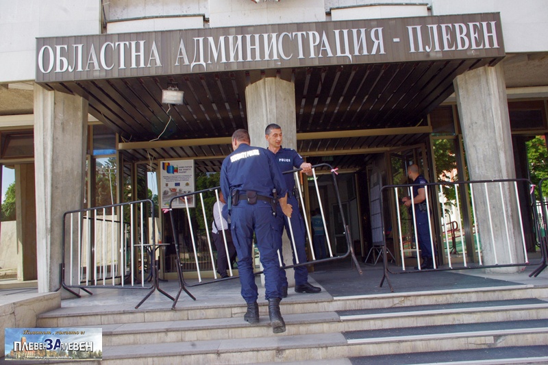 Полицаи оградиха входа на Областта в очакване на бюлетините