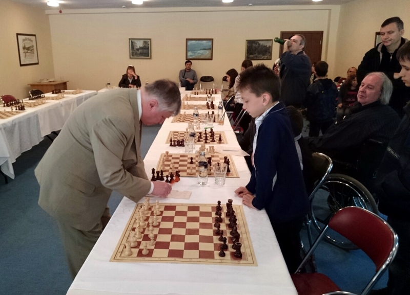 Плевенският шахматист Валентин Митев изигра партия шах с легендарния Анатолий Карпов
