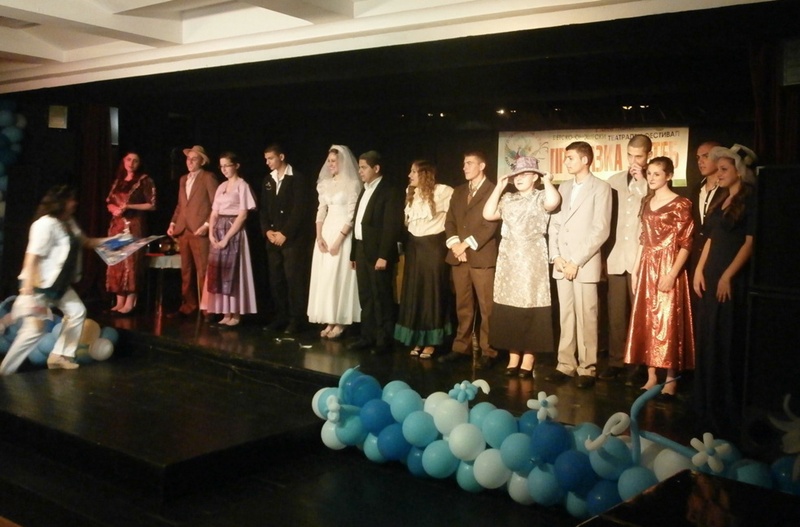 С куп награди се завърнаха от международен фестивал младите театрали от Тръстеник