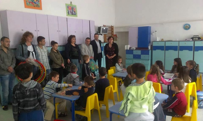 Млади социалисти зарадваха малчуганите от детска градина „Чучулига”