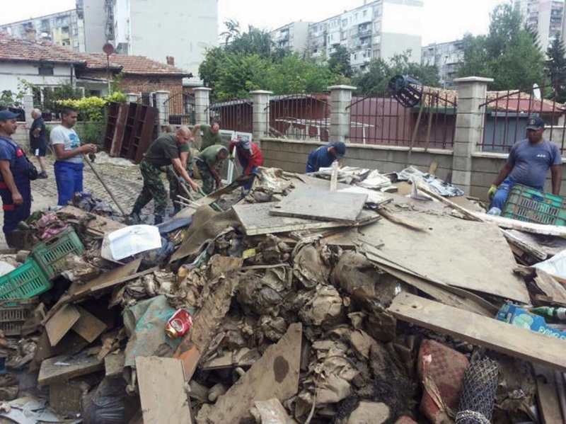 Беленските военни продължават да се борят с пораженията от стихията в Добрич (снимки)