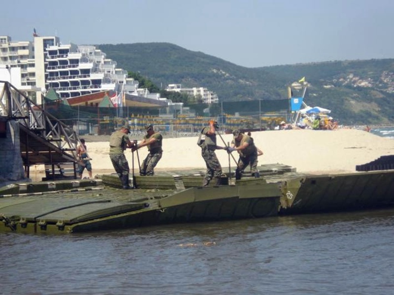 Военни от Белене изградиха 60-тонен понтонен мост в курорта „Албена“