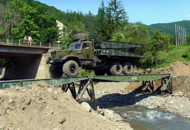 Беленски военни изградиха временен мост над река Батулийска