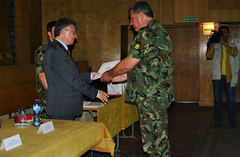 Военният министър и началникът на отбраната наградиха в Плевен спасителите на бедстващите при наводненията градове – галерия