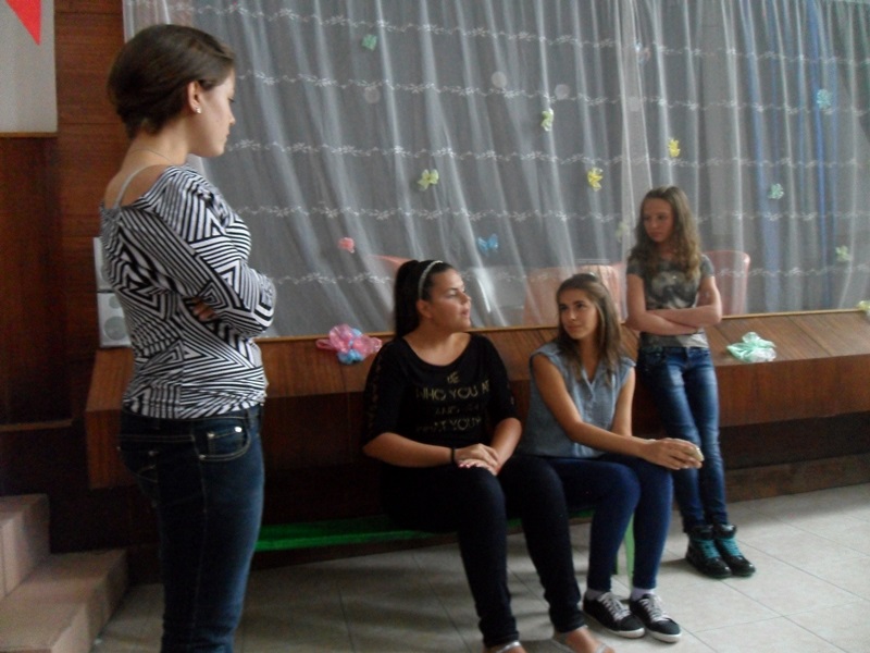 Младите театрали от Тученица зарадваха жителите на селото с ново представление