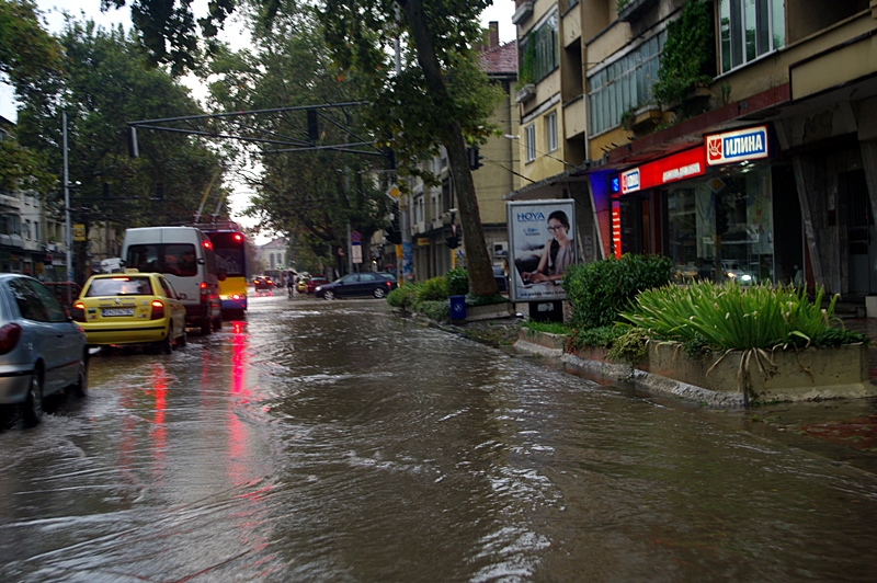 По улиците на града след 15-минутния порой. Ами ако дъждът продължи час? – фото-галерия Плевен за Плевен