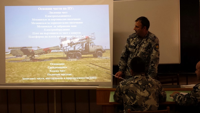 Специализанти за Радиотехнически и Зенитно-ракетни войски обучават в Долна Митрополия