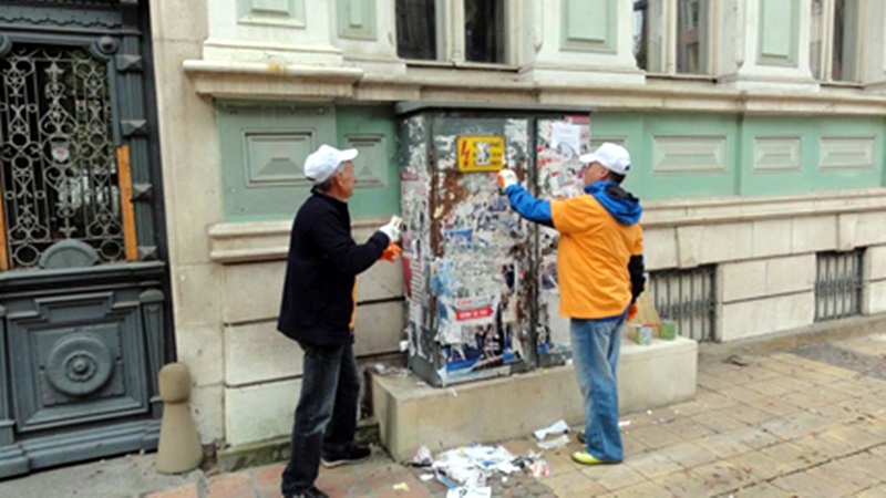 Доброволци на ЧЕЗ почистват трафопостове от предизборни плакати в Плевенско
