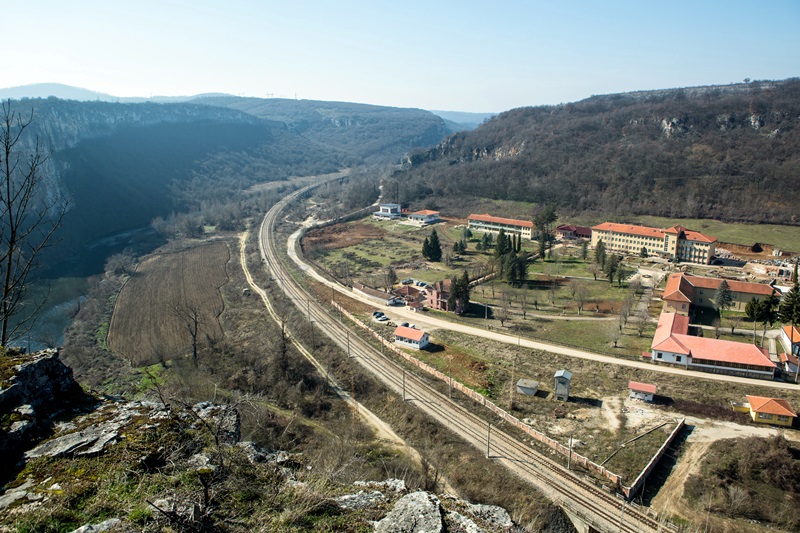 Влакът Червен бряг – Враца премаза седнала на жп линията жена