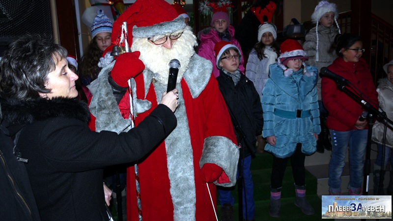 Дядо Коледа вече дойде в НУ „Христо Ботев“ – Плевен (галерия)