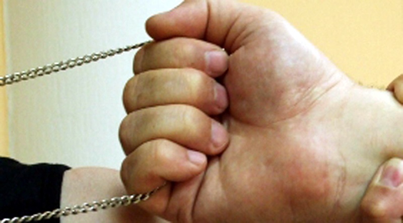 Куриоз: Жена преби 23-годишен мъж от Плевенско и му отмъкна ланеца