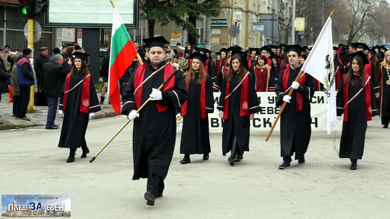 С празнично шествие МУ – Плевен изпрати 35-ия випуск на Факултета по медицина (галерия)