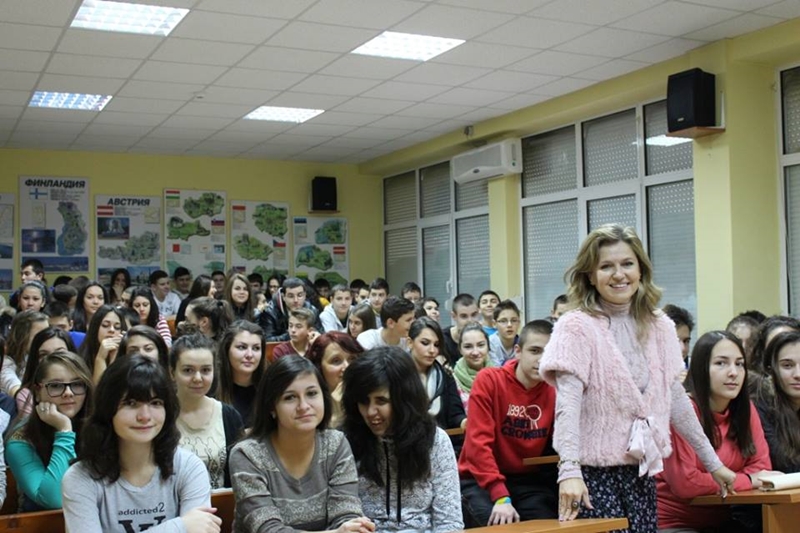 Мадлен Алгафари се срещна с учители и ученици в СОУ „Иван Вазов“