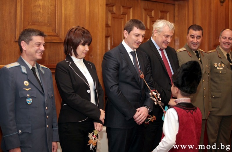 Сурвакари от Кнежа и Койнаре посетиха Министерството на отбраната по повод Василица