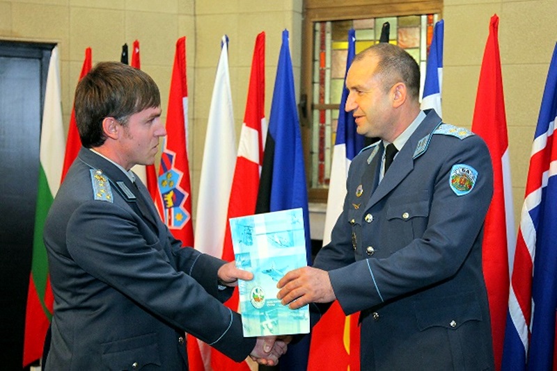Инженер от УАГ „Георги Бенковски“ – Долна Митрополия с отличие от командира на ВВС
