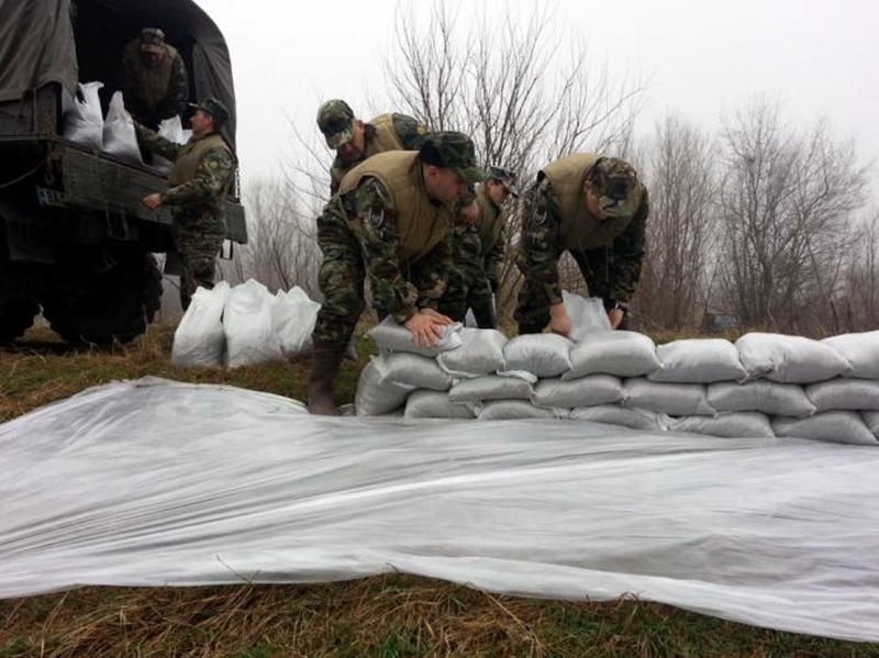 Военни от Белене отработиха задачи по отводняване на домове и евакуация на бедстващи