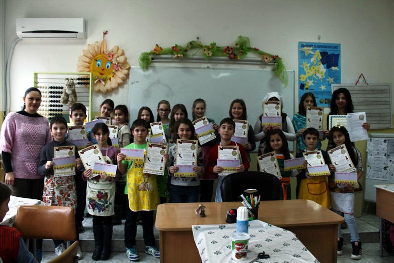 С огромна торта четвъртокласници от СОУ „Иван Вазов“ отпразнуваха победа в читателска кампания