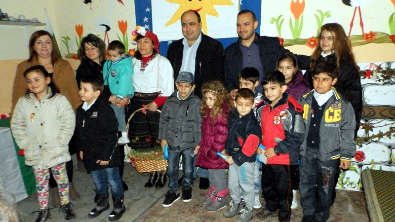 Депутат и съветник от ГЕРБ посрещнаха Баба Марта с децата от село Ясен