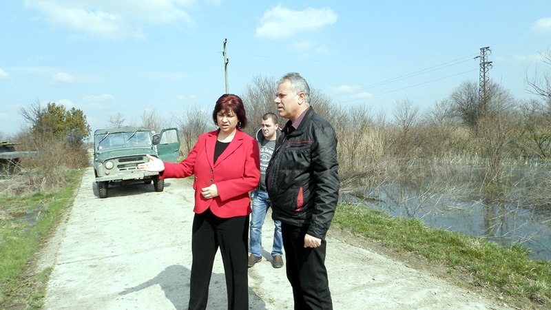 Областният управител Ралица Добрева инспектира залетите площи в община Гулянци