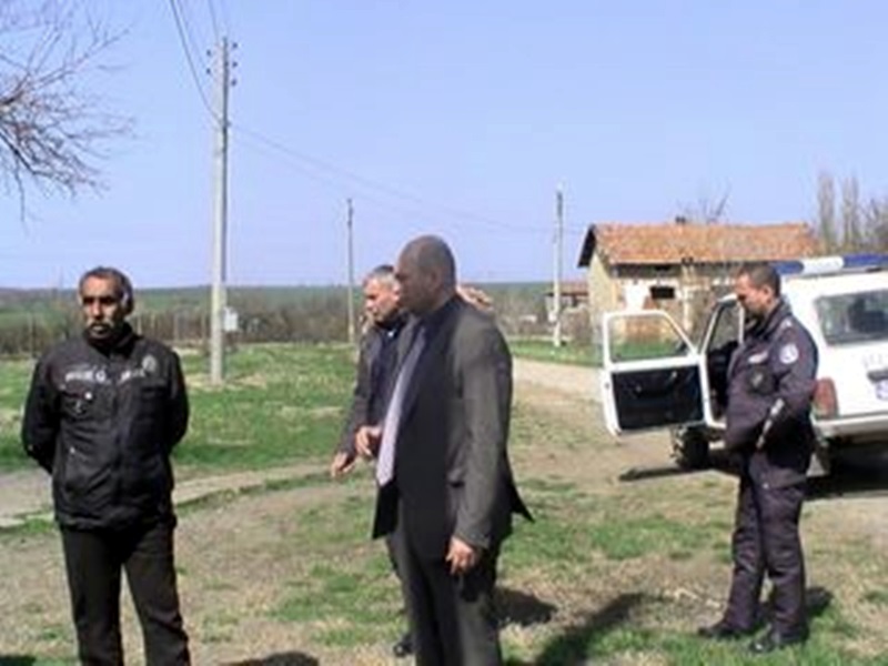 Полицията с крути мерки в Чомаковци, след като селото пропищя от цигани-рекетьори