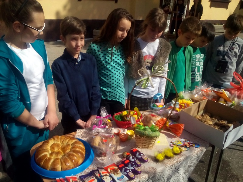 Великденски базар подредиха в НУ „Христо Ботев” – Плевен