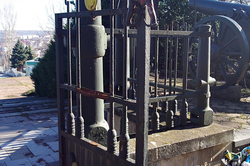 Поредни  вандалски набези в Скобелевия парк! Щик по щик чезнат от уникалната метална врата и ограда!
