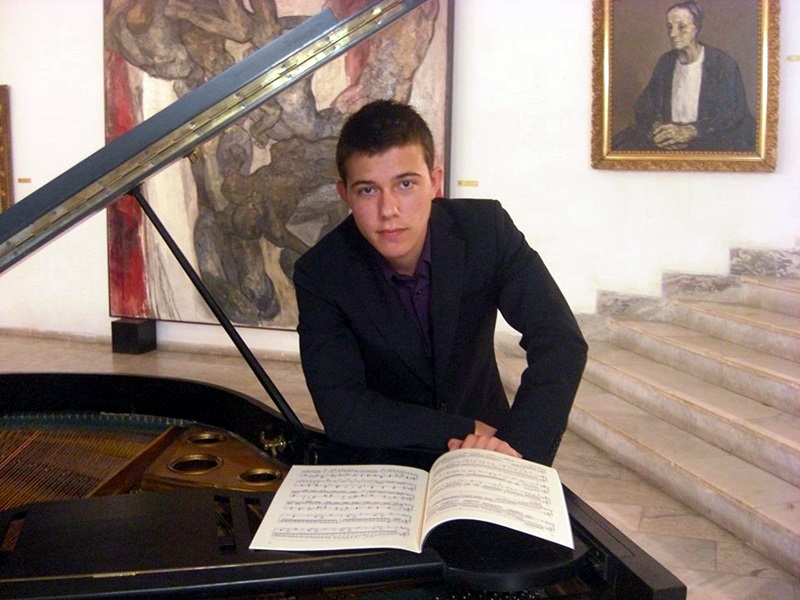 Виртуозният млад пианист Стефан Бонев ще е солист на Плевенска филхармония