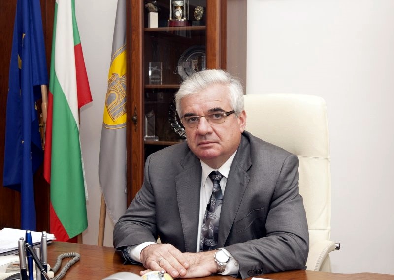 Грамота „Златен добродетел“ ще връчат абитуриенти на проф. Димитър Стойков днес