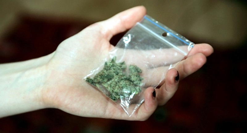 Хванаха непълнолетна с марихуана и амфетамини в квартал „Сторгозия”